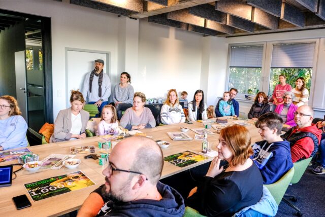 Im Medienhaus Bauer in Marl wurden die Schecks den Vertreterinnen und Vertretern der Schulen und Kitas übergeben.