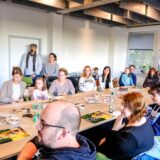 Im Medienhaus Bauer in Marl wurden die Schecks den Vertreterinnen und Vertretern der Schulen und Kitas übergeben.