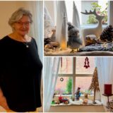 Eine Frau steht in ihrem Wohnzimmer. Weihnachtliche Deko in den Fenstern ist zu sehen.