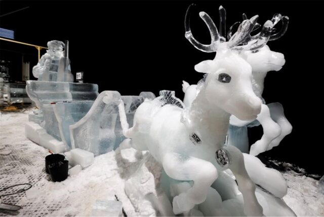 Rentiere und ein Schlitten aus Eis und Schnee bei einer Eis- und Schneeskulpturen-Ausstellung, Centro Oberhausen.