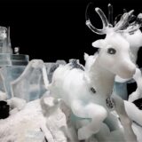 Rentiere und ein Schlitten aus Eis und Schnee bei einer Eis- und Schneeskulpturen-Ausstellung, Centro Oberhausen.