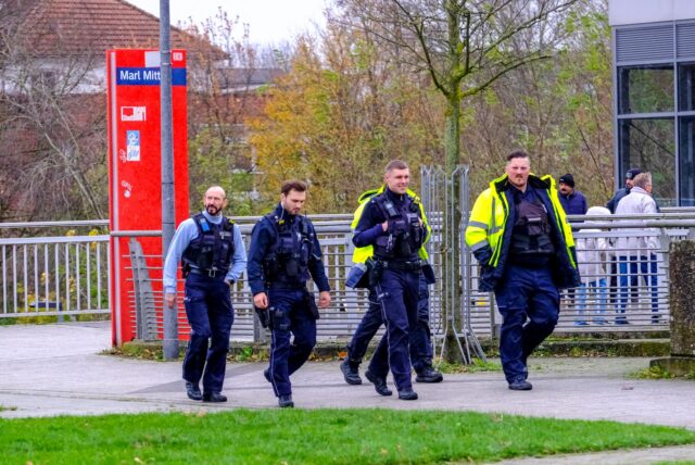 Die Polizei zeigt Präsenz am Busbahnhof in Marl.