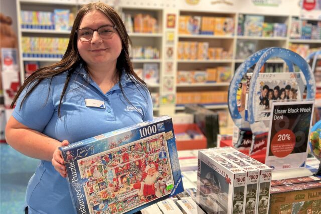 Aushilfskraft Fabienne hält ein Puzzle in der Hand.