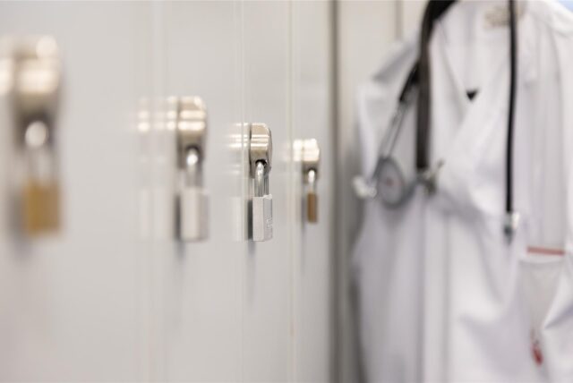 Gegen einen Mann aus Schwerte wird wegen insgesamt zwölf Diebstählen in Krankenhäusern ermittelt.
