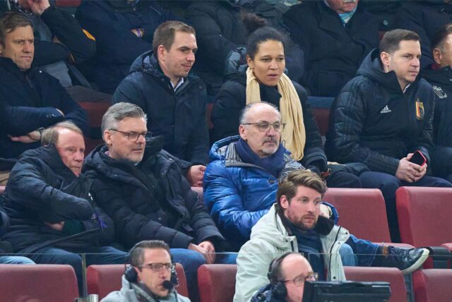 Jürgen Kohler sitzt auf der Tribüne.