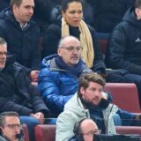 Jürgen Kohler sitzt auf der Tribüne.