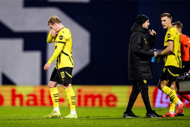 Julian Brandt hält sich die Hand vor den Mund.