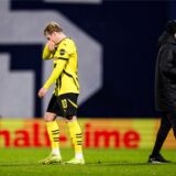 Julian Brandt hält sich die Hand vor den Mund.