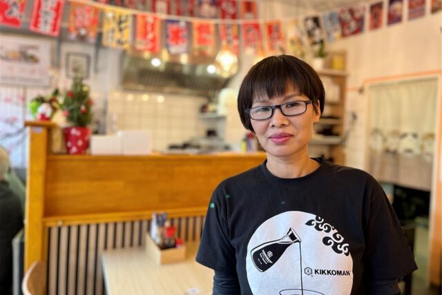 Mitarbeiterin Lin serviert den Gästen bei Nishiki Ramen an der Rheinischen Straße in Dortmund Nudelsuppen und Reisgerichte.