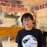 Mitarbeiterin Lin serviert den Gästen bei Nishiki Ramen an der Rheinischen Straße in Dortmund Nudelsuppen und Reisgerichte.