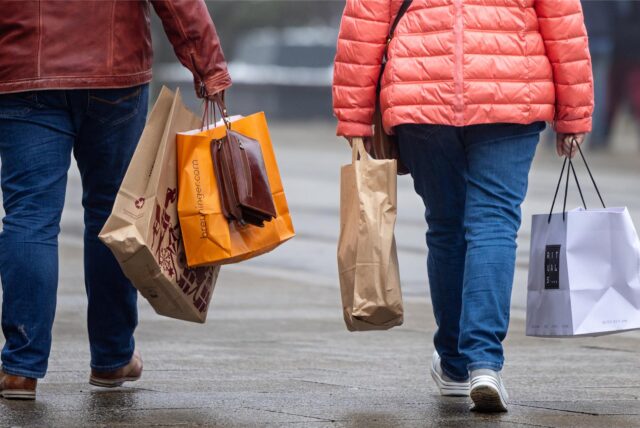 Passanten sind am verkaufsoffenen Sonntag in der Innenstadt zum Einkaufen unterwegs.