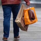 Passanten sind am verkaufsoffenen Sonntag in der Innenstadt zum Einkaufen unterwegs.