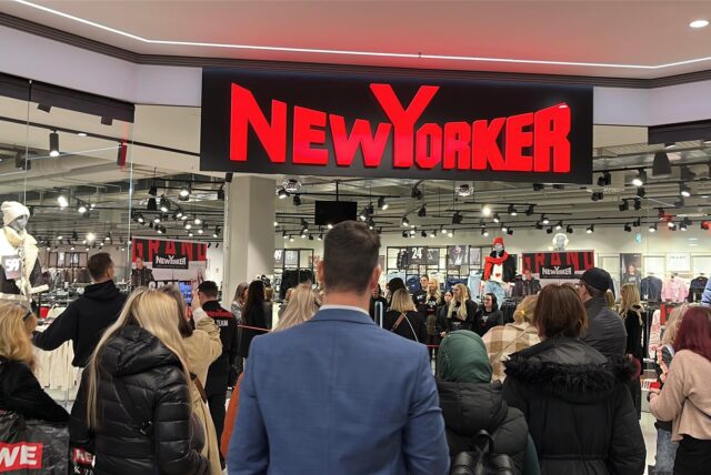 Menschen vor der New Yorker-Filiale in Dorsten