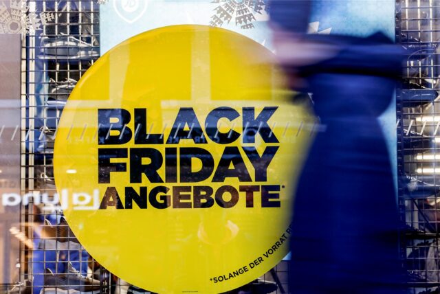 Werbung an einem Ladengeschäft für den Black Friday.