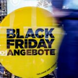 Werbung an einem Ladengeschäft für den Black Friday.