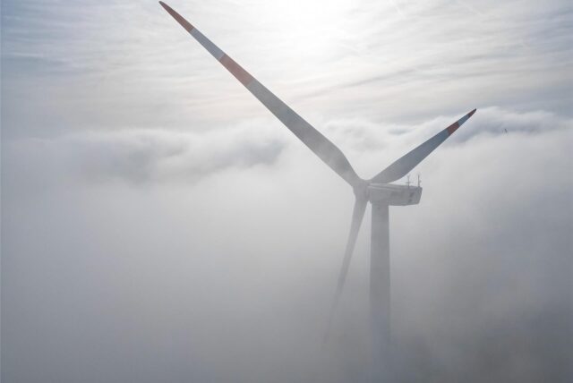 Ein Windrad im Nebel.