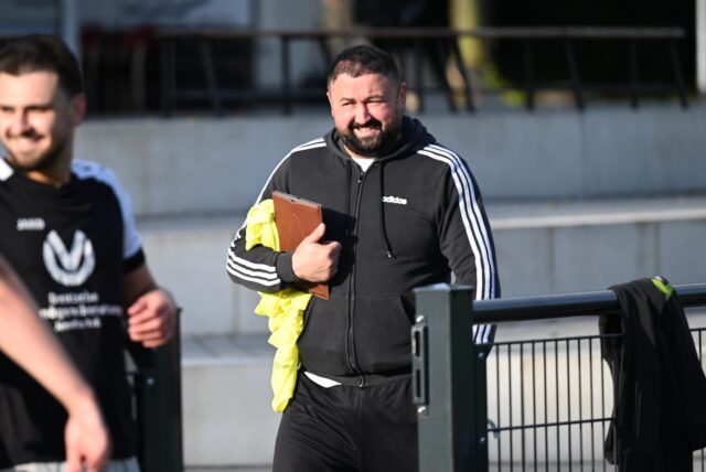 Sah am Ende einen klaren Sieg: Mehmet Öztürk, Trainer des Kreisliga-C4-Spitzenreiters FC 26 Erkenschwick II.