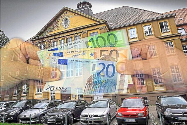 Bildmontage: Zwei Hände halten Geldscheine vor dem Dattelner Rathaus hoch.