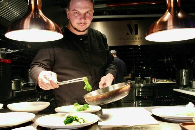 Chefkoch Marvin Müller in der offenen Showküche des Restaurants Mosbachers in Gelsenkirchen.