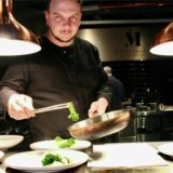 Chefkoch Marvin Müller in der offenen Showküche des Restaurants Mosbachers in Gelsenkirchen.