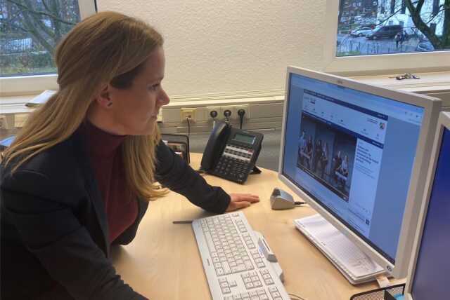 Direktorin Yvonne Schmuck-Schmiedel ruft die Internetseite des Castrop-Rauxeler Amtsgerichts auf.