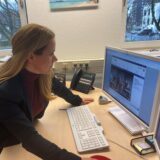Direktorin Yvonne Schmuck-Schmiedel ruft die Internetseite des Castrop-Rauxeler Amtsgerichts auf.