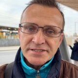 Ein Mann mit kurzen Haaren an einem Busbahnhof, auf dem zweiten Bild ein E-Roller.