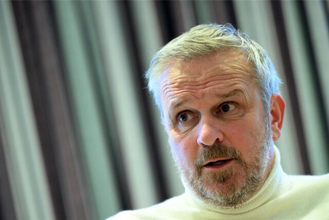 Dietmar Hamann schaut zur Seite.