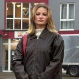 Die Dortmunder Juso-Vorsitzende Michelle Gnatzy steht auf dem Levi-Cohen-Platz in Dortmund-Wickede. Sie zeigt ein entschlossenes Gesicht.