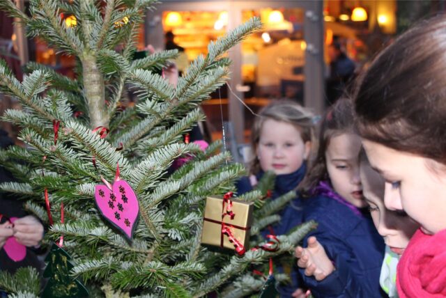 Seit Dienstag (26. November) können die ersten Weihnachtsbäume an der Ickerner Straße geschmückt werden.