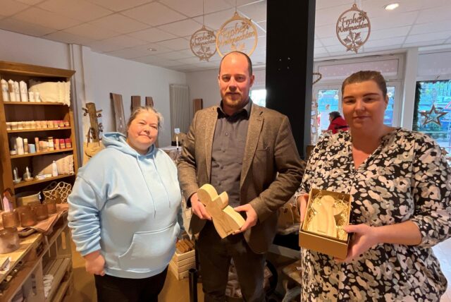 Indra Hartz, Michael Stüer und Jessy im Laden Karthaus