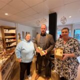 Indra Hartz, Michael Stüer und Jessy im Laden Karthaus