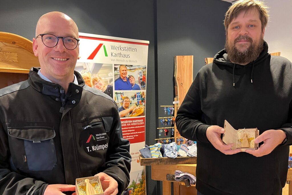 Thomas Krümper und Dennis Nathaus im Laden der Werkstätten Karthaus Thomas Krümper und Dennis Nathaus im Laden der Werkstätten Karthaus