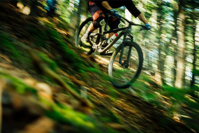 Ein Mountainbike fährt einen Abhang hinab.