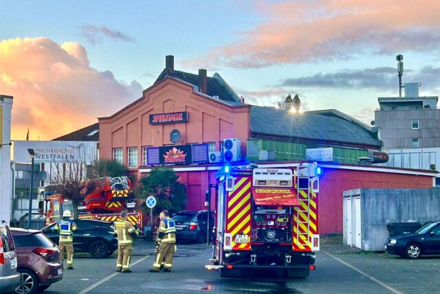 Einsatzkräfte der Feuerwehr auf dem Gelände des ehemaligen Straßenbahn-Depots an der Castroper Straße in Recklinghausen
