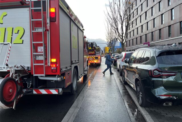 Feuerwehr-Fahrzeuge stehen auf der rechten Spur der Rheinischen Straße am U in Dortmund.