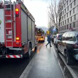 Feuerwehr-Fahrzeuge stehen auf der rechten Spur der Rheinischen Straße am U in Dortmund.