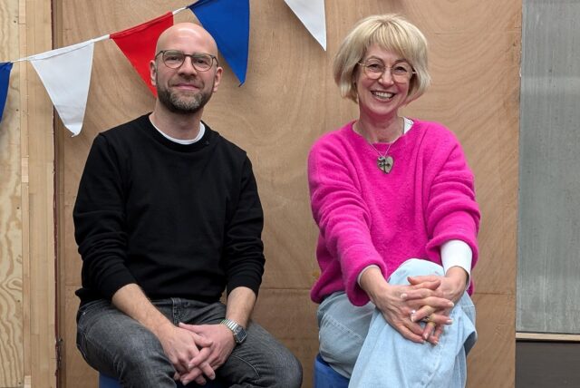 Regisseur Kristoffer Keudel und Ausstatterin Imme Kachel freuen sich auf die Premiere von „Pension Schöller“ im Studio Castrop-Rauxel am Samstag.