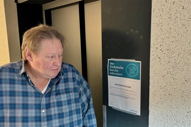 Hans Günter Bekier vor dem Aufzug.