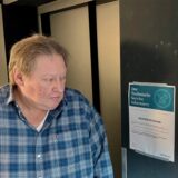Hans Günter Bekier vor dem Aufzug.