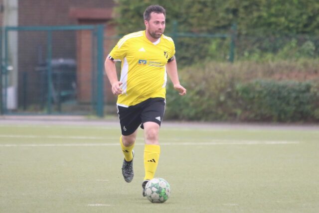 Daniel Wessels von Westfalia Vinnum führt den Ball.