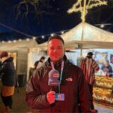 RN-Reporter Martin Bytomski steht vor der Lichterkulisse des Weihnachtsmarktes im Fredenbaumpark in Dortmund.