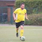 Daniel Wessels von Westfalia Vinnum führt den Ball.