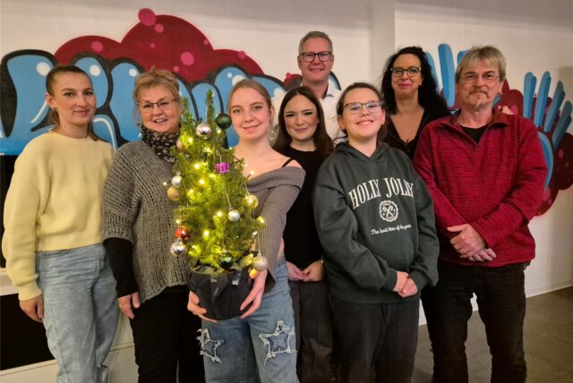 Die beteiligten Akteure des KiJuPa, städtische Sozialarbeiterin Michael Bürger, Sabina Balana und Christiane Jurgeleit-Höflich vom Caritasverband Ostvest und Bürgermeister Carsten Wewers.