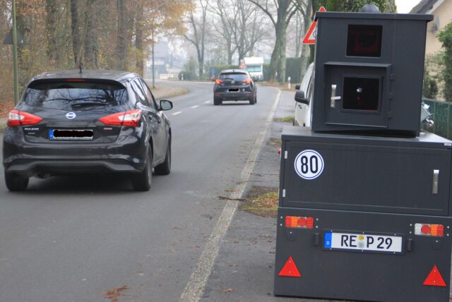 Ein Panzerblitzer steht am Straßenrand.