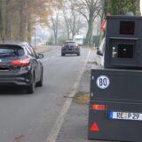 Ein Panzerblitzer steht am Straßenrand.