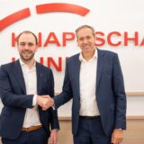 Andreas Schlüter gratuliert Jonas Wintz zu seinem Antritt als Hauptgeschäftsführer der Klinikum Vest GmbH