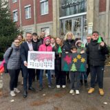 Viele Personen stehen vor dem Waltroper Rathaus und zeigen Bilder aus Pappe und Transparentpapier.