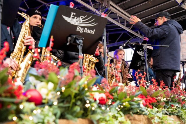 Die EKS Big Band auf einer Bühne beim Weihnachtsmarkt in Herten.