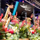 Die EKS Big Band auf einer Bühne beim Weihnachtsmarkt in Herten.